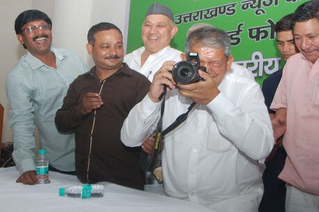 विश्व फोटोग्राफी दिवस पर सीएम हरीश रावत ने अगले साल से सर्वश्रेष्ठ फोटो खींचने वाले छायाकार को एक लाख रुपए नकद पुरस्कार देने की घोषणा की है. इसके साथ ही सीएम ने कहा कि सूचना, संस्कृति और पर्यटन विभाग द्वारा प्रकाशित किए जाने वाले कैलेंडरों में 50 फीसदी फोटो उत्तराखंड में पत्रकारिता से जुड़े छायाकारों से लिए जाएंगे.