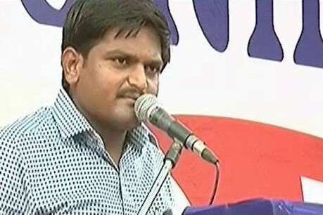 गुजरात में पटेलों के आरक्षण की मांग को लेकर आंदोलन की अगुवाई करने वाले हार्दिक पटेल ने दिल्ली में मीडिया के सवालों के जवाब देंगे. इसके बाद शाम को कोटला गांव में बैठक में हिस्सा लेंगे देखने वाली बात होगी कि इस बैठक में उनके साथ कौन शामिल होगा.