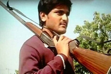 गुजरात में पटेलों के आरक्षण को लेकर आंदोलन कर रहे हार्दिक पटेल ने प्रधानमंत्री मोदी पर तगड़ा हमला बोला है. उन्होंने कहा कि वो असली सरदार पटेल बनना चाहते हैं ना कि स्टैचू वाला.