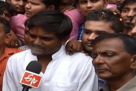 गुजरात की पूर्ण बहुमत वाली भाजपा सरकार आजकल परेशान है. इस परेशानी का कारण कोई राजनीतिक पार्टी नहीं, बल्कि 22 साल का युवक है. इस युवक ने आनंदीबेन पटेल सरकार के खिलाफ आंदोलन शुरू किया है जो अब सरकार के गले की हड्डी बन गया है.