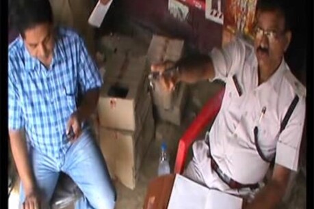ब्लू बेकन कार से 17 कार्टन शराब की बातलें जब्त ब्लू बेकन कार से 17 कार्टन शराब की बातलें जब्त