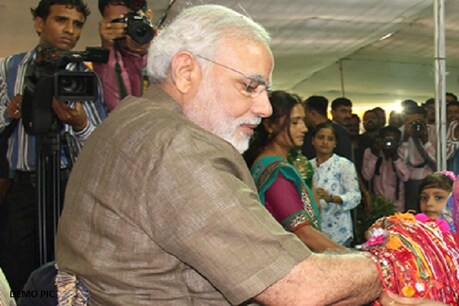 पीएम नरेंद्र मोदी को मुस्लिम महिला ने भेजी राखी, पति के लिए मांगा कारगिल शहीद का दर्जा पीएम नरेंद्र मोदी को मुस्लिम महिला ने भेजी राखी, पति के लिए मांगा कारगिल शहीद का दर्जा