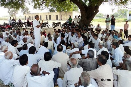 सरपंच बंधक बनवाकर करवाती है गलत काम सरपंच बंधक बनवाकर करवाती है गलत काम