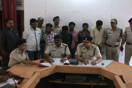 पुलिस थानों में चोरी की कई वारदातों को अंजाम देने के बाद भी खुले घूम रहे एक चोर गिरोह के सदस्यों को कटनी पुलिस ने गिरफ्तार कर लिया है. ये चोर एक सूने मकान में अपना अड्डा बनाए हुए थे, ताकि कोई भी उन्हें पकड़ ना सके. पुलिस को एक मुखबिर की सूचना पर इन चोरों को पकड़ने की कामयाबी हाथ लगी है.