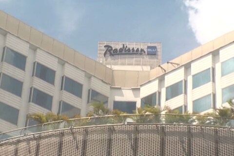 रांची नगर निगम की टीम ने शुक्रवार को झारखंड के सबसे प्रतिष्ठित होटल रेडिशन ब्लू के बैंकेट हॉल की जांच की और निबंधन नहीं होने के कारण होटल के तीन बैंकेट हॉल पर 75 हजार रुपए का जुर्माना लगाया है.