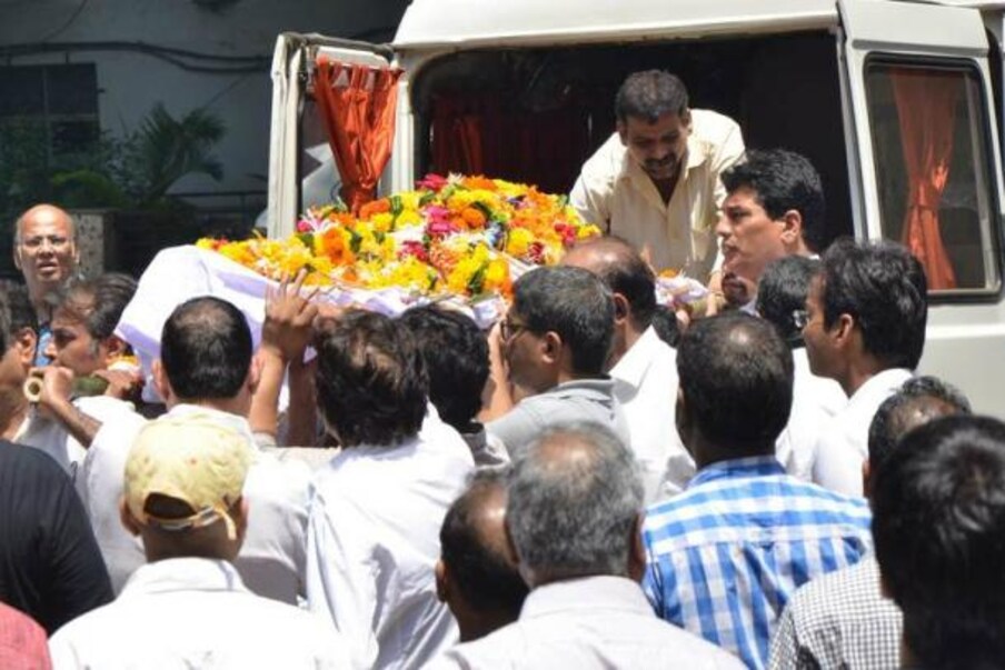  आदेश का अंतिम संस्कार मुंबई के ओशिवारा शमशान घाट में किया गया।