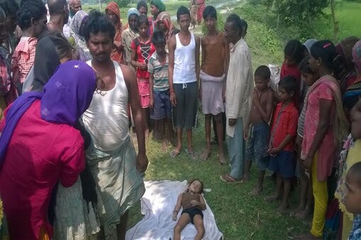 एक घर में पति-पत्नी के बीच हुए विवाद में 3 वर्ष की बेटी की जान चली गई. मामला गम्हरिया थाना क्षेत्र के खार गांव का है. एक घर में पति-पत्नी के बीच हुए विवाद में 3 वर्ष की बेटी की जान चली गई. मामला गम्हरिया थाना क्षेत्र के खार गांव का है.