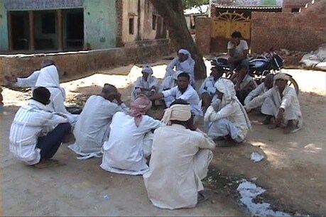 मलेरिया को लेकर इस गांव में लोग और स्वास्थय विभाग आए आमने-सामने मलेरिया को लेकर इस गांव में लोग और स्वास्थय विभाग आए आमने-सामने