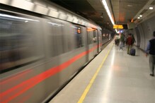 चलती मेट्रो के अागे युवती ने लगाई छलांग