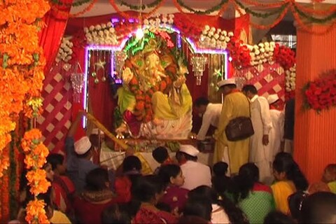 पौड़ी में गुरुवार को गणेश चतुर्थी के दिन भगवान गणेश की मूर्ति की स्थापना कर गणेश महोत्सव बड़ी ही धूमधाम से मनाया गया.