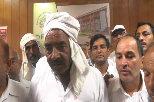 रोहतक के बनियानी गांव में दो समुदायों में पांच दिन से चला आ रहा विवाद आखिरकार आज सुलझ ही गया. प्रशासन की मौजूदगी में दोनों समुदायों में सुलह हो गई. दोनों समुदाय एक-दूसरे के खिलाफ दी गई शिकायत वापस लेंगे. दोनों समुदाय से शपथ पत्र लिए गए हैं. गांव के सरकारी स्कूल में सीसीटीवी कैमरे लगाए जाएंगे.