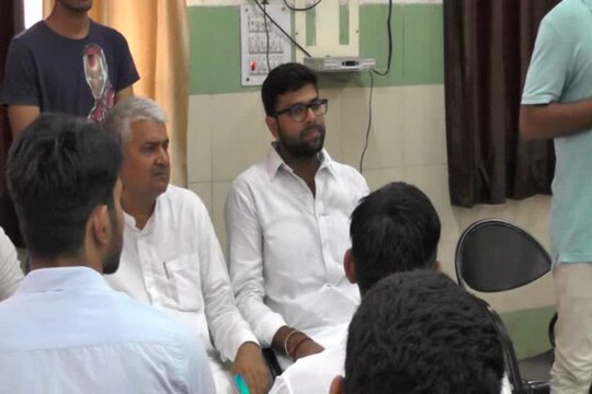 इनसो के राष्ट्रीय अध्यक्ष दिग्विजय चौटाला ने आरोप लगाया है कि खट्टर सरकार और भूपेंद्र सिंह हुड्डा के बीच सांठगांठ है और इसलिए भूपेंद्र सिंह हुड्डा सरकार के दौरान हुए घोटालों पर कार्रवाई नहीं की जा रही. साथ ही उन्होंने आरोप लगाया कि प्रदेश में खट्टर सरकार अभीतक की सबसे कमजोर सरकार है.