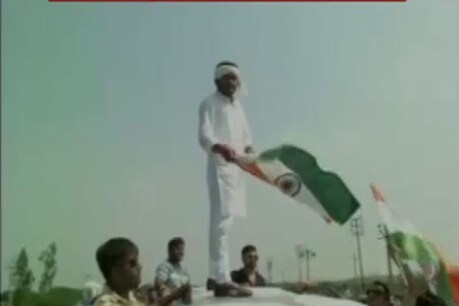 पाटीदार समाज को आरक्षण देने की मांग कर रहे हार्दिक पटेल फिर से विवादों में घिर गए हैं। राजकोट में पाटीदार समाज के नेता हार्दिक पटेल के खिलाफ पुलिस ने मुकदमा दर्ज कराने का फैसला लिया है।