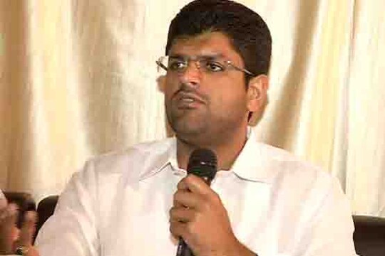 इनेलो सांसद दुष्यंत चौटाला ने पूर्व सीएम ओमप्रकाश चौटाला की पैरोल को लेकर छिड़ी बहस पर प्रतिक्रिया दी है. उन्होंने कहा कि पैरोल मांगना मौलिक अधिकार है और कानूनी प्रावधान के तहत ही पैरोल मांगी गई थी. हरियाणा के पूर्व सीएम ओमप्रकाश चौटाला की पैरोल को लेकर दिल्ली के सीएम अरविंद केजरीवाल और एलजी नजीब जंग के बीच बहस छिड़ी हुई है.