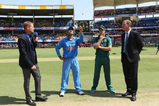 इंदौर वनडे: टॉस जीतने के लिए धोनी ने किया यह टोटका