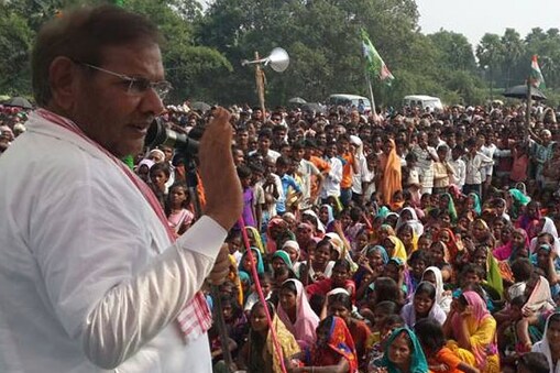 जदयू के राष्ट्रीय अध्यक्ष शरद यादव ने मधेपुरा में अपनी सरकार की उपलब्धि गिनाते हुए केंद्र की सरकार की नीतियों पर जम कर भड़ास निकला. केन्द्रीय कृषि मंत्री राधामोहन सिंह के दाल के दाम के बयान पर यादव ने कहा की भाजपा के मंत्री सिर्फ झूठ और गलत बयानी करते हैं. जदयू के राष्ट्रीय अध्यक्ष शरद यादव ने मधेपुरा में अपनी सरकार की उपलब्धि गिनाते हुए केंद्र की सरकार की नीतियों पर जम कर भड़ास निकला. केन्द्रीय कृषि मंत्री राधामोहन सिंह के दाल के दाम के बयान पर यादव ने कहा की भाजपा के मंत्री सिर्फ झूठ और गलत बयानी करते हैं.