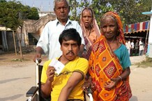 कोई व्‍हीलचेयर तो कोई लाठी के सहारे वोट देने पहुंचा