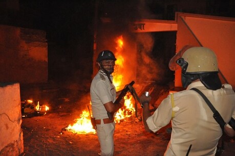 खरगोनः कर्फ्यू के दौरान फिर पथराव और आगजनी, पुलिस ने दागे आंसू गैस के गोले खरगोनः कर्फ्यू के दौरान फिर पथराव और आगजनी, पुलिस ने दागे आंसू गैस के गोले