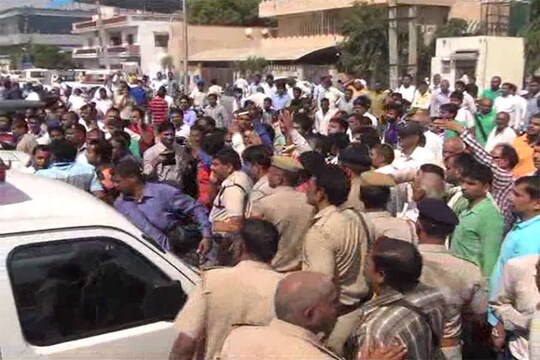 उत्तराखंड के रोहतक में डेंगू के चलते एक युवक की मौत के बाद परिजनों और स्थानीय लोगों ने रोहतक में हंगामा कर दिया. उन्होंने रोड जाम कर दिया और एंबुलेंस में ही शव को साथ लेकर नर्सिंग होम के बाहर धरने पर बैठ गए.