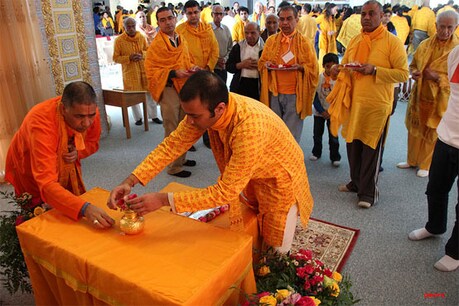 उत्तर प्रदेश के वाराणसी में बिन मूरत, मंदिर की कहावत सच होने जा रही है. इसके पीछे वजह है बनारस में बीते दिनों गंगा में मूर्ति विसर्जन को लेकर हुआ बवाल. दशकों से शारदीय नवरात्र में मूर्ति स्थापना की चली आ रही परंपरा मंगलवार से टूट गई है और आयोजक कलश स्थापना कर दुर्गा पूजा शुरू किया.