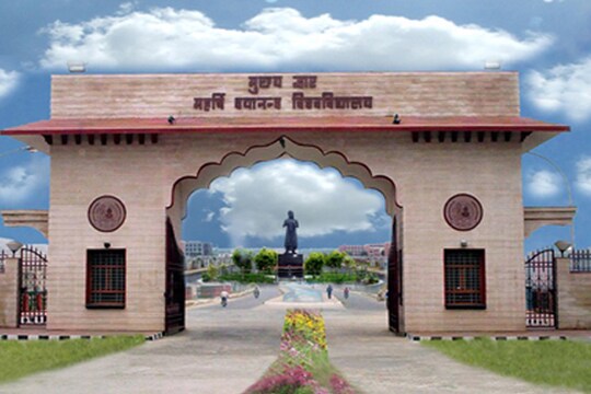 घोटालों के लिए मशहूर रोहतक की एमडी यूनिवर्सिटी में एक बार फिर एलएलबी की उत्तर पुस्तिकाओं में अंकों से छेड़छाड़ का मामला सामने आया है. इस बार सीधे तौर पर एमडीयू के कर्मचारियों के साथ-साथ खानपुर महिला महाविधालय की एक महिला एसोसिएट प्रोफेसर पर गड़बड़ी करने का आरोप है.