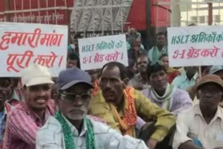भिलाई के सेक्टर-एक चौक में सोमवार को एचएसएलटी के सैंकड़ो ठेका मजदूरों ने अपनी विभिन्न मांगों को लेकर प्रबंधन के खिलाफ धरना प्रदर्शन किया. आंदोलनकारियों ने प्रबंधन से वर्षों से लंबित अपनी प्रमूख मांगें पूरी करने को कहा. मजदूर एस-एक ग्रेड, डीपीआर, सैलरी बढ़ाने, रिटायरमेंट की अवधी 58 से बढ़ाकर 60 साल करने सहित अन्य सुविधाओं में बढ़ोत्तरी करने की मांग कर रहे हैं.
