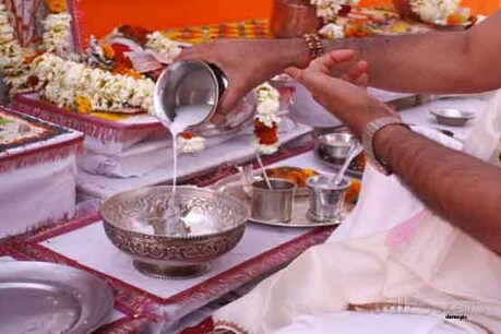 नवरात्रों में देश भर में दुर्गा पूजा की धूम है. हरिद्वार में मां मकर वाहिनी गंगा मंदिर में मां का श्रृंगार फलों और सब्जियों से किया गया. चाहे गले का हार हो मां के शरीर पर पहने जाने वाले दूसरे गहने सभी ताजे फलों और सब्जियों से बनाये गए हैं.