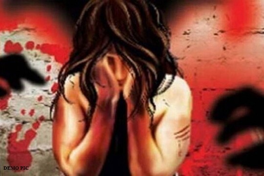 सोमवार सुबह रोहतक के एक गांव में दसवीं कक्षा की नाबालिग छात्रा के साथ गांव के ही चार युवकों ने छेडखानी की और उसके साथ मारपीट की वारदात को अंजाम दिया.