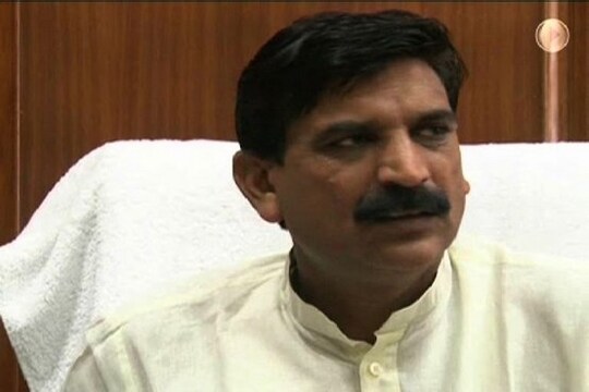 फतेहाबाद में स्वच्छता अभियान का मजाक उड़ाने वाले सामाजिक न्याय एवं अधिकारिता राज्यमंत्री कृष्ण बेदी ने अब इस मुद्दे पर चुप्पी साध ली है. रोहतक में मंगलवार को वाल्मीकि समाज की एक बैठक में भाग लेने पहुंचे बेदी फतेहाबाद की घटना का जिक्र करते ही मुस्कुराकर चल दिए.