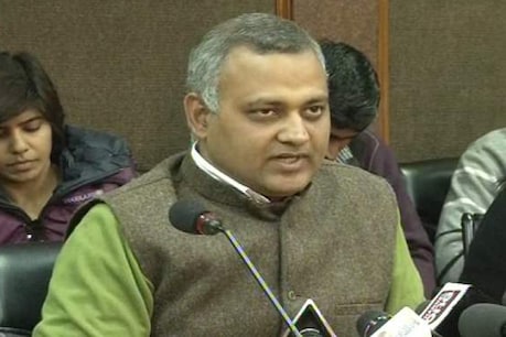 सुप्रीम कोर्ट ने दिल्ली के पूर्व कानून मंत्री सोमनाथ भारती पर घरेलू हिंसा का आरोप लगाने वाली उनकी पत्नी लिपिका मित्रा से पूछा है कि क्या वह अपने पति के साथ सभी विवादों को सुलझाना चाहती हैं?