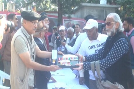 वन रैंक वन पेंशन को लेकर पूर्व सैनिकों की नाराजगी दूर होने का नाम नहीं ले रही है. सरकार द्वारा वन रैंक वन पेंशन को लेकर जारी नोटिफिकेशन के कुछ बिंदुओं पर पर कड़ी आपत्ति जताते हुए पूर्व सैनिकों ने अपने मेडल वापस लौटाने का फैसला किया और मेडल सरकार को भेजने के लिए एकत्रित कर दिए.