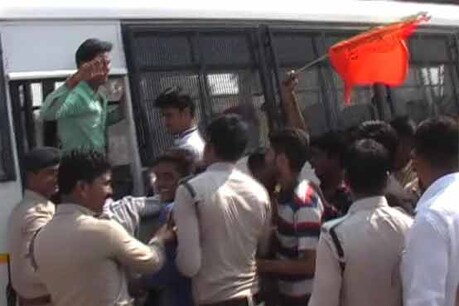 कॉलेज के बाहर प्रदर्शन कर रहे विद्यार्थी परिषद के कार्यकर्ता गिरफ्तार कॉलेज के बाहर प्रदर्शन कर रहे विद्यार्थी परिषद के कार्यकर्ता गिरफ्तार