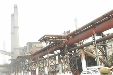 छत्तीसगढ़ के भिलाई स्टील प्लांट में सोमवार को फिर एक बड़ा हादसा होते-होते टल गया. ब्लास्ट फर्नेस नंबर 1 में काम के दौरान अचानक गैस लीकेज होने लगी जिससे मौके पर काम कर कर्मचारियों में हड़कंप मच गया और सभी लोग इधर-उधर भागने लगे.