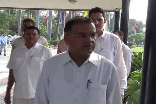 हरियाणा के रोहतक में 36 से ज्यादा पूर्व विधायक गुरुवार को रोहतक में एकजुट हुए और पूर्व विधायक संघ हरियाणा का गठन किया. इस संगठन की अगुवाई बहादुरगढ़ के पूर्व विधायक नफे सिंह राठी को सौंपी गई है.