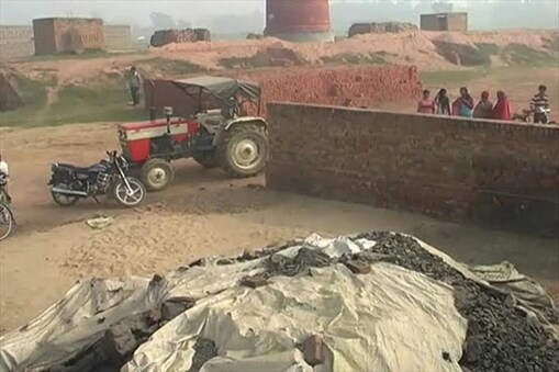 ईंट भट्ठे पर ईंट लेने आए दो अज्ञात बदमाशों ने एक भट्ठा मालिक की दिनदहाड़े गोली मारकर हत्या कर दी. फिल्मी स्टाइल में हुई यह वारदात देवरिया जिले के भलुअनी थाना क्षेत्र के टेकुआ गांव की है. ईंट भट्ठे पर ईंट लेने आए दो अज्ञात बदमाशों ने एक भट्ठा मालिक की दिनदहाड़े गोली मारकर हत्या कर दी. फिल्मी स्टाइल में हुई यह वारदात देवरिया जिले के भलुअनी थाना क्षेत्र के टेकुआ गांव की है.
