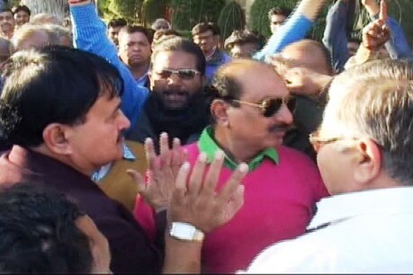 प्रशासनिक अधिकारियों से बदसलूकी कर रहे है भाजपा नेता-पीसीसी उपाध्यक्ष प्रशासनिक अधिकारियों से बदसलूकी कर रहे है भाजपा नेता-पीसीसी उपाध्यक्ष