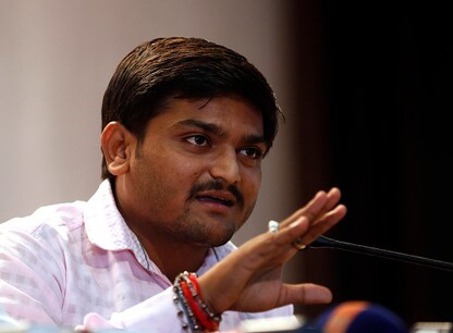 गुजरात उच्च न्यायालय ने पटेल आरक्षण आंदोलन के नेता हार्दिक पटेल को देशद्रोह के दो मामलों में आज जमानत दे दी। साथ ही हार्दिक पर यह शर्त लगाई कि उन्हें अगले छह महीने तक राज्य से बाहर रहना होगा।