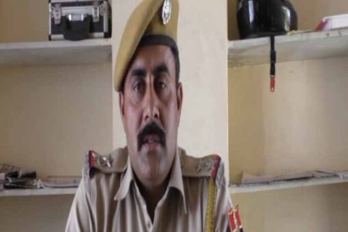 अंतरराज्यीय वाहन चोर गिरोह के खुलासे के मामले में डूंगरपुर जिले की सदर थाना पुलिस को एक और बड़ी सफलता हाथ लगी है. पुलिस ने गिरोह के तीसरे साथी को गुजरात से गिरफ्तार कर लिया है. वहीं गिरफ्तार आरोपी से चोरी का डंपर भी बरामद कर लिया है. अंतरराज्यीय वाहन चोर गिरोह के खुलासे के मामले में डूंगरपुर जिले की सदर थाना पुलिस को एक और बड़ी सफलता हाथ लगी है. पुलिस ने गिरोह के तीसरे साथी को गुजरात से गिरफ्तार कर लिया है. वहीं गिरफ्तार आरोपी से चोरी का डंपर भी बरामद कर लिया है.