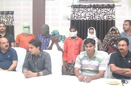 नारायणपुर के पुलिस अधीक्षक अभिषेक मीणा के सामने छह माओवादियों ने सरेंडर कर दिया. सरेंडर करने वाले माओवादियों का कहना था कि वे पुलिस की नीतियों से प्रभावित होकर सरेंडर किया है.