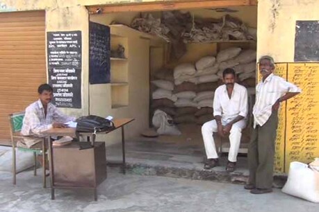 डूंगरपुर में गरीबों की लाखों रुपए की सामग्री खा गए राशन डीलर डूंगरपुर में गरीबों की लाखों रुपए की सामग्री खा गए राशन डीलर