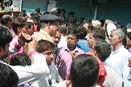 गोंडा में एक सिरफिरे आशिक ने एक तरफा प्यार में शनिवार को नाबालिग छात्रा की गोली मारकर हत्या कर दी.