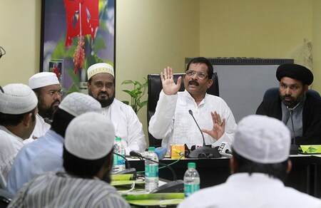  इस तरह मुस्लिम पर्सनल लॉ एप्लिकेशन एक्ट साल 1937 में पास हुआ। दरअसल इसका इस्लामिक कानून कोड तैयार करना था। इस तरह 1937 से ही मुस्लिमों के शादी, तलाक, विरासत और पारिवारिक विवादों के फैसले इस एक्ट के तहत ही होते हैं। खास बात यह है कि इस एक्ट के मुताबिक व्यक्तिगत विवादों में सरकार दखल नहीं दे सकती।