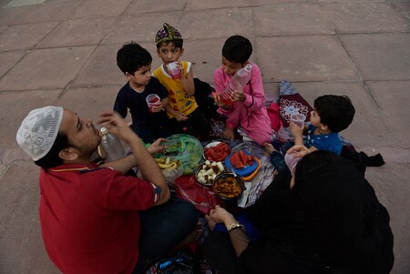  भारत की जहां तक बात है, भारतीय संविधान में सभी धर्मों, जातियों के लोगों को जीने के समान अधिकारी दिए गए हैं, लेकिन जहां तक इस्लाम के अनुयायियों की बात है तो, मुसलमानों के घरेलू, पारिवारिक, उसमें भी खासकर शादी, तलाक, बच्चों से संबंधित मामलों और पति-पत्नी, माता-पिता के बीच सभी मामलों का शरीयत कानून के हिसाब से ही समाधान निकाला जाता है। भारतीय कानून उसमें हस्तक्षेप नहीं कर सकता।