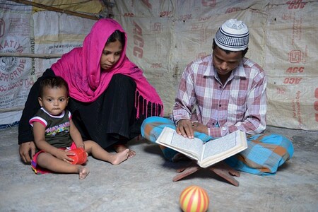  हर समाज और धर्म के भीतर लोगों के रहने के तौर-तरीके, नियम कायदे होते हैं। शरीयत इस्ला‍मिक समाज के भीतर रहने के उन्हीं नियमों का एक समूह है, जिससे पूरी दुनिया में इस्ला‍मिक समाज संचालित होता है।