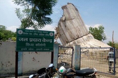 मध्य प्रदेश के उमरिया जिले में विंध्या कोल माइंस में पानी की टंकी ढहने से एक बड़ा हादसा टल गया. इस टंकी में 40 लाख लीटर पानी भरा हुआ था. इस वजह से टंकी के आसपास संपत्ति को काफी नुकसान पहुंचा, लेकिन कोई जनहानि नहीं हुई.