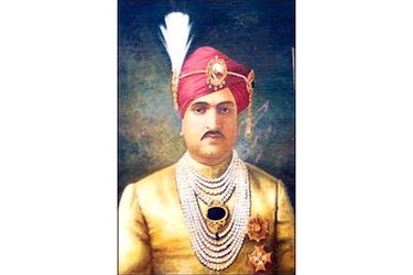  डोगरा राजवंशः कश्मीर राजघराने का इतिहास राजा हरि सिंह के समय तक स्वर्ण अक्षरों में लिखा जाने वाला रहा है। इतिहासकार कहते हैं कि महाराजा गुलाब सिंह ने अफ़गानिस्तान तक भारत का ध्वज फहरा दिया था। राजा गुलाब सिंह के वंशज महाराजा हरि सिंह ने लंदन की गोलमेजज कॉन्फ्रेंस में अंग्रेजी सरकार को फटकार लगाई थी।