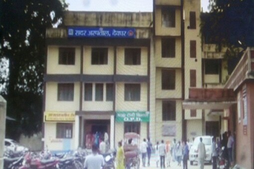 देवघर सदर अस्पताल में लगातार दूसरे दिन शनिवार को भी इलाज ठप है. इससे सबसे ज्यादा परेशानी मरीजों और उनके परिजनों को झेलनी पड़ रही है. देवघर सदर अस्पताल में लगातार दूसरे दिन शनिवार को भी इलाज ठप है. इससे सबसे ज्यादा परेशानी मरीजों और उनके परिजनों को झेलनी पड़ रही है.