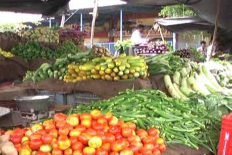 बारिश की वजह से महंगे हुए फल सब्जियां बारिश की वजह से महंगे हुए फल सब्जियां