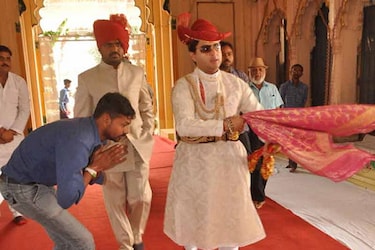  सिंधिया राजवंशः भारत की राजनीति में सबसे सफल राजघराना सिंधिया घराना माना जाता है। राजपरिवार की मुखिया ने देश के इकलौते दल कांग्रेस को चुनौती देते हुए भारतीय जनता पार्टी को पोषित कर देश में दूसरे सबसे बड़े दल के रूप में खड़ा करने में अहम योगदान दिया। सिंधिया राज घराने की संपत्तियां हमेशा विवाद में रहती हैं। कभी इन संपत्तियों को लेकर सिंधिया घराने में पारिवारिक कलह होता है तो कभी उनकी अवैध बिक्री को लेकर विवाद उठता रहता है।