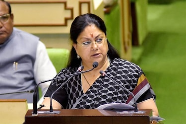  धौलपुर राजघरानाः राजस्थान की मुख्यमंत्री वसुंधरा राजे धौलपुर की पूर्व रियासत की महारानी कहलाती हैं। उनके पास न तो किसी तरह की भूमि है, न ही कोई मकान या अन्य जायदाद। पिछले विधानसभा चुनावों के समय वसुंधरा राजे धौलपुर में 20 बीघा कृषि भूमि की मालकिन जरूर थीं, लेकिन इस बार यह जमीन भी उनके पास नहीं रही। बीते विधानसभा चुनावों के नामांकन के साथ प्रस्तुत किए गए संपत्ति के विवरण में उन्होंने यह जानकारी दी है। वो तीन करोड़ 96 लाख 28 हजार की कुल संपत्ति की मालकिन हैं।